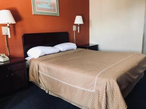 Postel nebo postele na pokoji v ubytování Executive Inn Texarkana