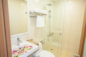 een badkamer met douche, wastafel en toilet bij Ecstasy Hotel in Nha Trang +27 foto's