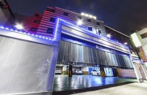 un edificio con luces azules en la parte delantera en City Park Hotel en Seúl