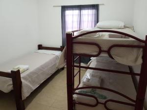 Katil dua tingkat atau katil-katil dua tingkat dalam bilik di Parador Balcarce