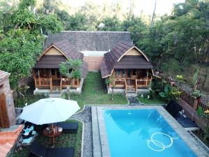 - une vue aérienne sur une maison avec une piscine dans l'établissement Halumba Eco Villa Bali, à Tejakula