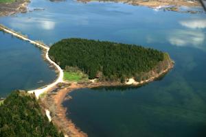 una isla en medio de un cuerpo de agua en Apartments Vrdjan, en Cerknica