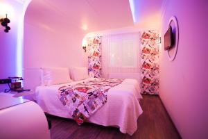 A bed or beds in a room at Hotel Evsen