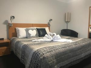 
A bed or beds in a room at Culburra Beach Motel
