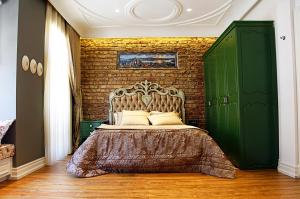 A bed or beds in a room at Frida Suites