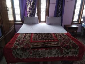 Postel nebo postele na pokoji v ubytování Kashi Annapurna Guest House