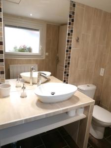 ein Badezimmer mit zwei Waschbecken und einem WC in der Unterkunft La Petite Lucette in Amboise