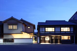 una casa blanca con techo negro en Kyoyado Usagi, en Kioto