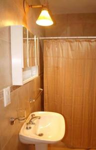 ein Bad mit einem Waschbecken und einer Dusche in der Unterkunft Cabañas el Fantasio in Villa Carlos Paz