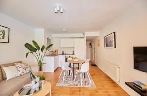 Et tv og/eller underholdning på Beachfront Resort Apartment