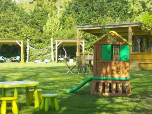 Aire de jeux pour enfants de l'établissement Hôtel Motel Papea