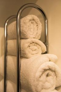 un grupo de toallas en un toallero en Hillsdale B&B in Ambleside en Ambleside