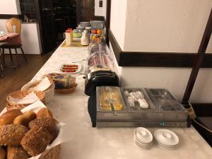 ein Tisch mit Brot und anderen Lebensmitteln darauf in der Unterkunft Rheinischer Hof in Leverkusen