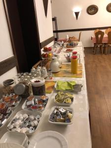 einen langen Tisch mit Teller mit Lebensmitteln drauf in der Unterkunft Rheinischer Hof in Leverkusen
