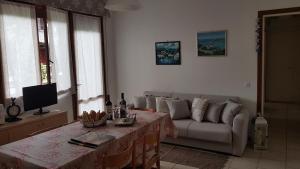 a living room with a couch and a table at Villa Gardenia in Eraclea Mare