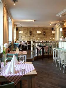 Ein Restaurant oder anderes Speiselokal in der Unterkunft Stadt-gut-Hotel Rheinischer Hof 