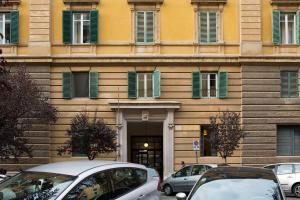 un edificio con auto parcheggiate di fronte di Marbel - Casa vacanze a Roma