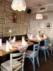 um restaurante com mesas e cadeiras de madeira e uma parede de pedra em Stadt-gut-Hotel Rheinischer Hof em Essen