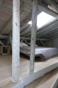 a bunk bed in a room with wooden beams at Casa de Tintas in Cuenca