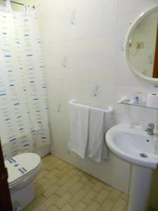 La salle de bains est pourvue de toilettes blanches et d'un lavabo. dans l'établissement La Esteponera, à La Línea de la Concepción