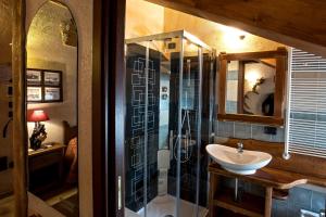 W łazience znajduje się szklana kabina prysznicowa i umywalka. w obiekcie Etoile des Neiges w mieście Sauze dʼOulx