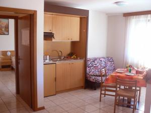 Köök või kööginurk majutusasutuses Hotel & Appartamenti Al Larice