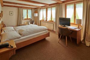 Ένα ή περισσότερα κρεβάτια σε δωμάτιο στο Hotel Alphorn