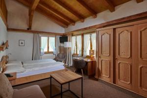 A bed or beds in a room at Hotel Alphorn