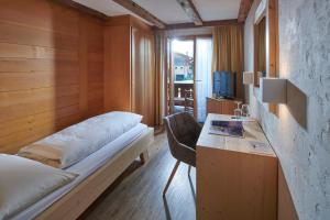Ένα ή περισσότερα κρεβάτια σε δωμάτιο στο Hotel Alphorn