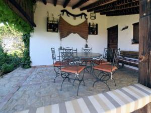 Fuentes de CesnaにあるBelvilla by OYO Cortijo El Morronのパティオ(テーブル、椅子付)