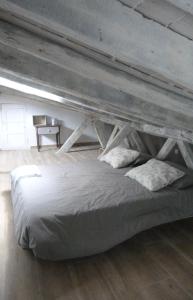 Cama grande en habitación con techo de madera en Casa de Tintas, en Cuenca