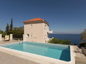 Agía Paraskeví的住宿－Beautiful Villa in Agia Paraskevi Samos，别墅前的游泳池