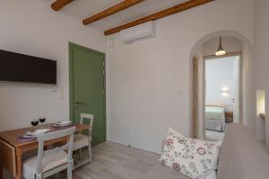 TV a/nebo společenská místnost v ubytování Naxos Traditional House in Galini