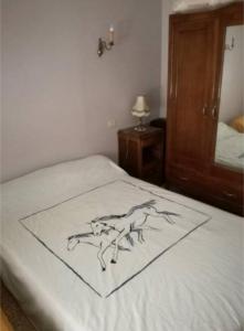 福爾米蓋雷的住宿－Résidence Llapasset，一张床上有两匹马的照片
