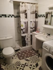 フォルミゲールにあるRésidence Llapassetのバスルーム(トイレ、洗面台、シャワー付)