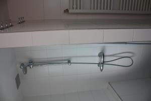 ein Bad mit weiß gefliesten Wänden und einer Duschkabine in der Unterkunft Hotel 't Meertje in Vinkeveen