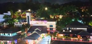 una vista panoramica su una città di notte di The Eden Park a Patong Beach