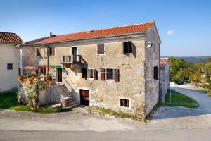 Budova, kde se apartmán nachází + 27 fotografií