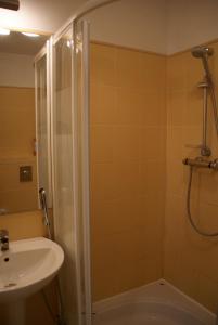 ブワディスワボボにあるAKIのバスルーム(シャワー、シンク付)
