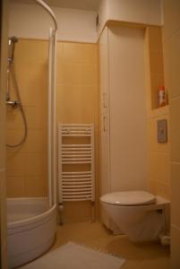 ブワディスワボボにあるAKIのバスルーム(バスタブ、トイレ、シャワー付)