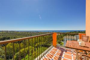 uma varanda com um banco e vista para o oceano em The Marbella Heights Boutique Hotel em Marbella