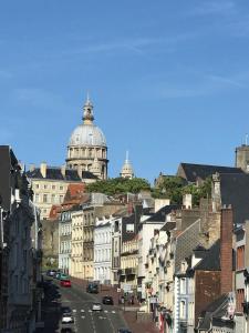 ブローニュ・シュル・メールにあるAppartement de 100m² bien situéの建物や大聖堂が背景にある街道