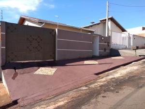 a building with a garage door and a driveway at Recanto Lili in Olímpia