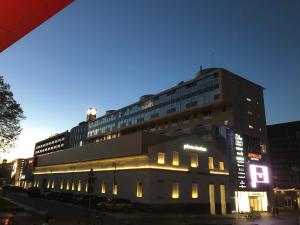 um grande edifício com luzes à frente em City View Apartment, free parking em Pärnu