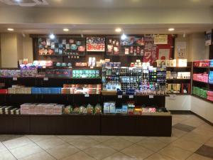 un magasin présentant une grande quantité de produits exposés dans l'établissement Hotel Route-Inn Kawaguchiko, à Fujikawaguchiko