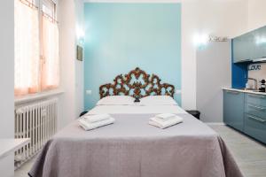 1 dormitorio con 1 cama con 2 toallas en ℒovely & ℰlegant Studio next to Duomo/Missori, en Milán