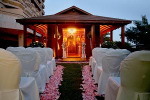 een rij witte stoelen voor een tempel bij Four Seasons Hotel in Limassol