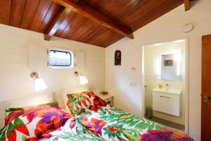 Un pat sau paturi într-o cameră la BlackPearl Boat&Breakfast