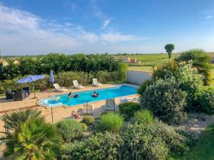 an overhead view of a swimming pool in a garden at La Closerie du Chêne Bleu in Saint-Caprais-de-Blaye