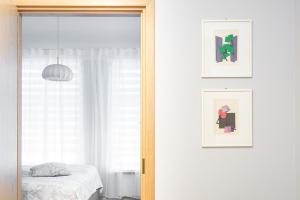 uma porta que leva a um quarto com uma cama em Kuninga City Center Apartment em Pärnu